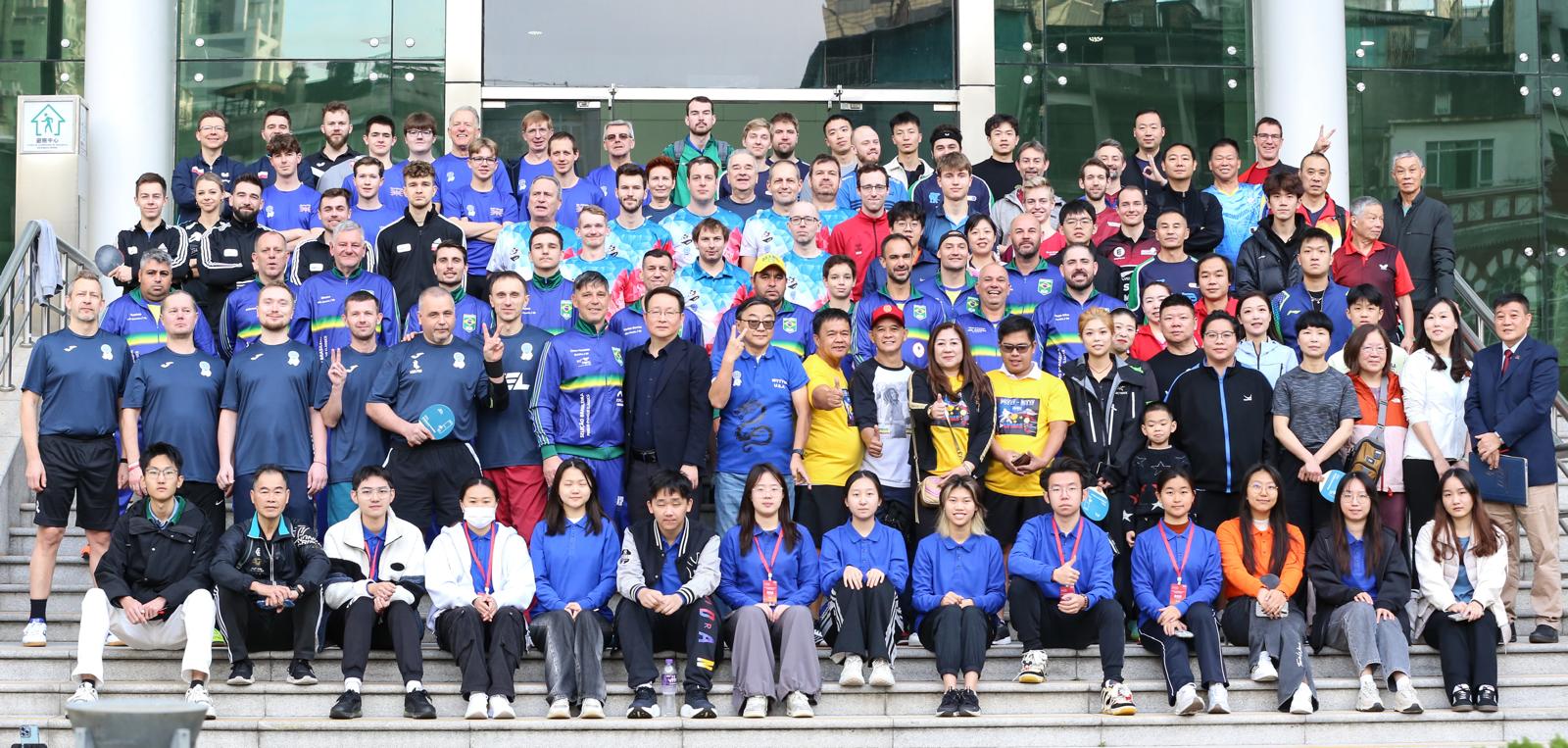 Společné foto hráčů z MS před halou